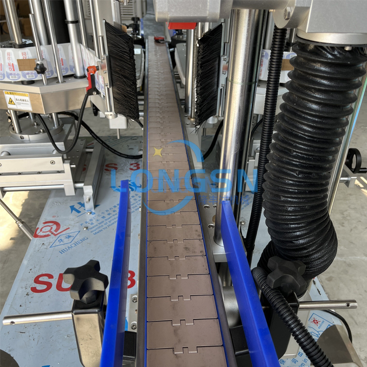 Automatic plastic bottle labeling machine